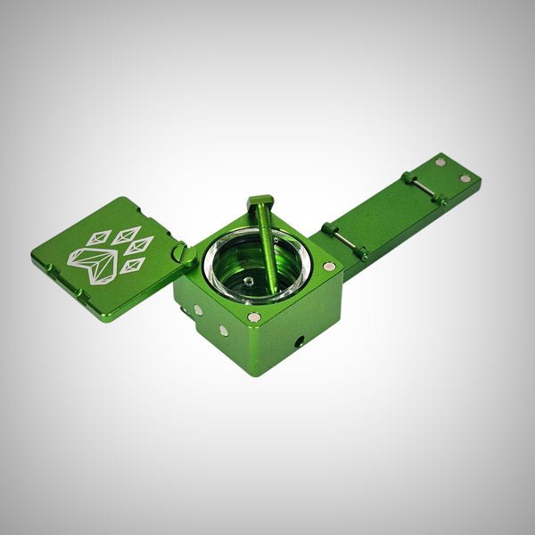 Compact folding pipe designed for travel and outdoor use