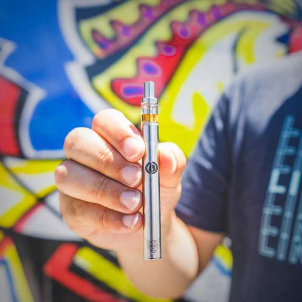 Linx Hermes 3 refillable vape pen held in hand